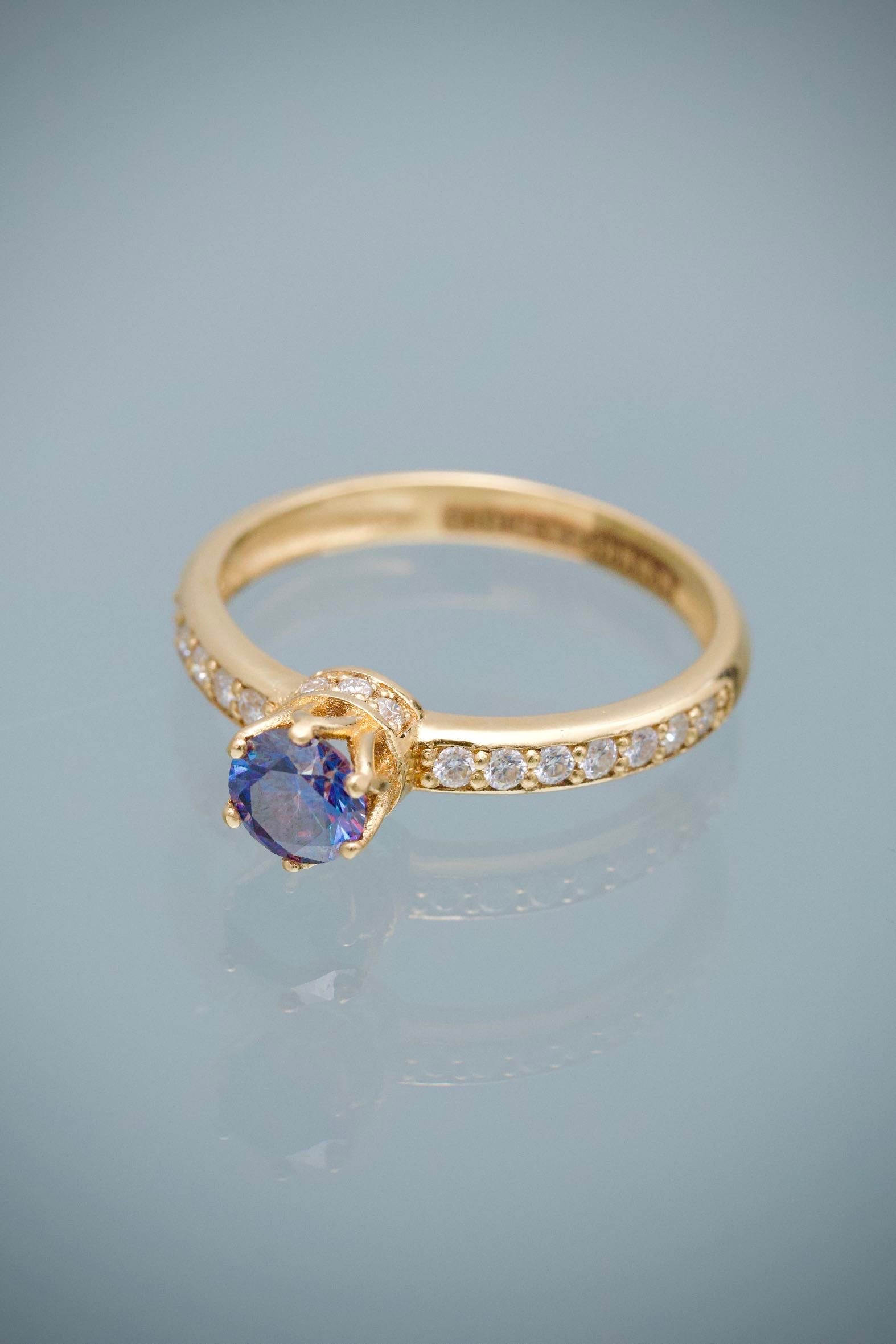 Solitario con 71pts de Moissanitas 2.8gr / Talla 6 3/4 — Oro Amarillo