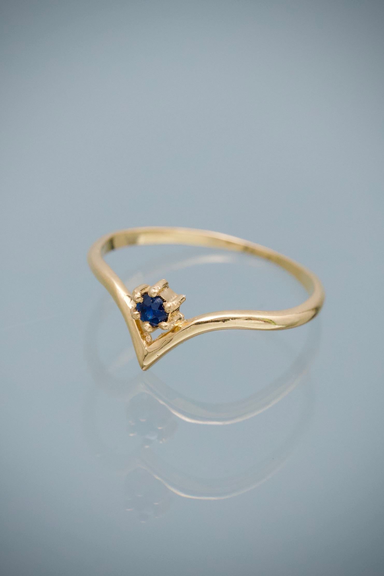 Anillo con 9pts Zafiro 1.3gr / Talla 6 — Oro Amarillo