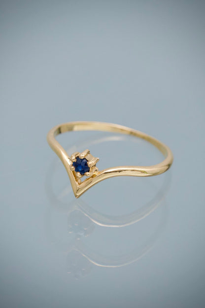 Anillo con 9pts Zafiro 1.3gr / Talla 6 — Oro Amarillo