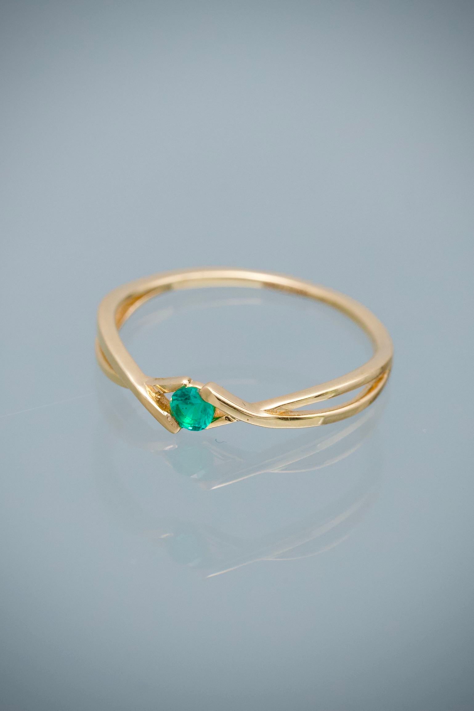 Anillo con 9pts de Moissanita Verde 1.35gr / Talla 6 3/4 — Oro Amarillo