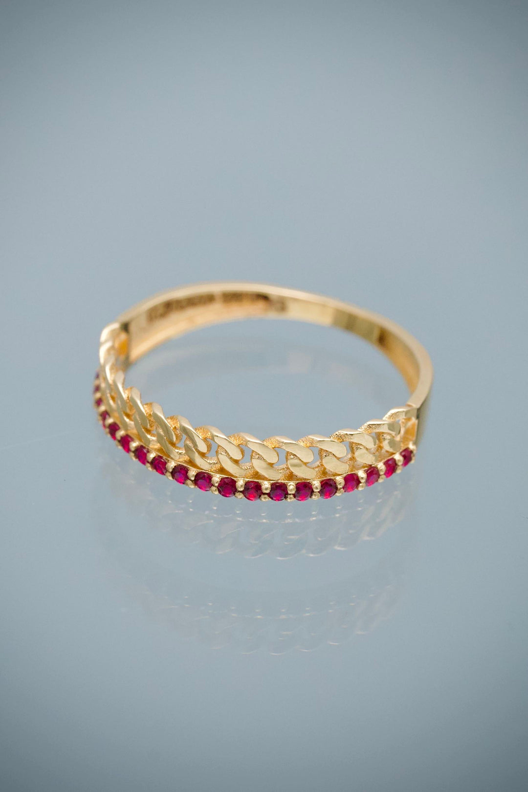 Anillo Cubano con 22pts de Moissanitas Rojas 1.9gr / Talla 8 — Oro Amarillo