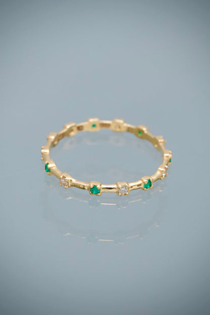 Anillo con 19pts de Moissanitas 1.3gr / Talla 8 — Oro Amarillo