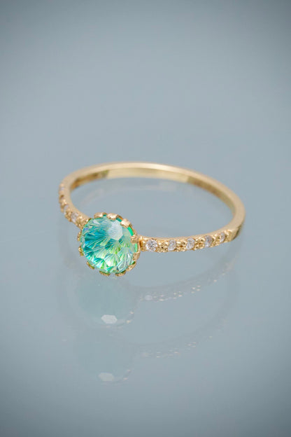 Solitario con Swarovski Especial y 8pts de Moissanitas 1.6gr / Talla 6 1/4 — Oro Amarillo