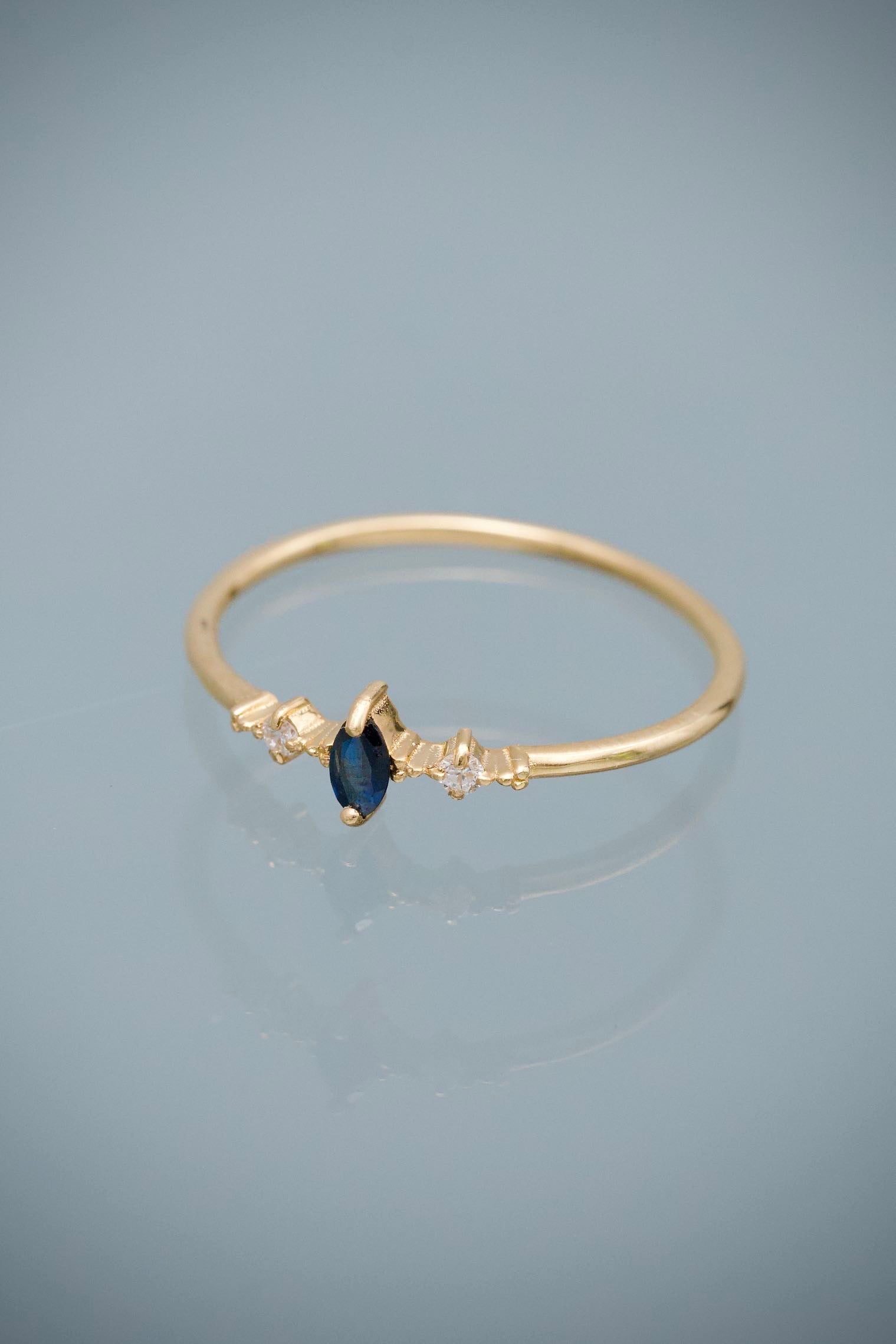 Solitario con 9pts de Zafiro y 3pts de Diamante 0.9gr / Talla 6 — Oro Amarillo