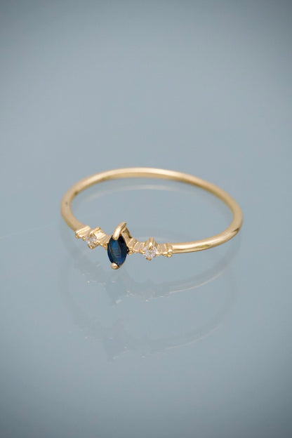 Solitario con 9pts de Zafiro y 3pts de Diamante 0.9gr / Talla 6 — Oro Amarillo