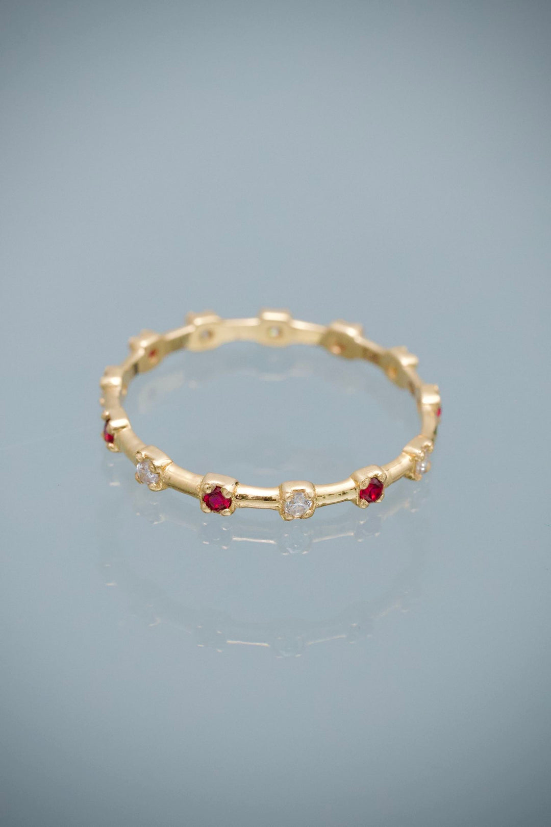 Anillo con 24pts de Moissanitas 1.1gr / Talla 6 1/2 — Oro Amarillo
