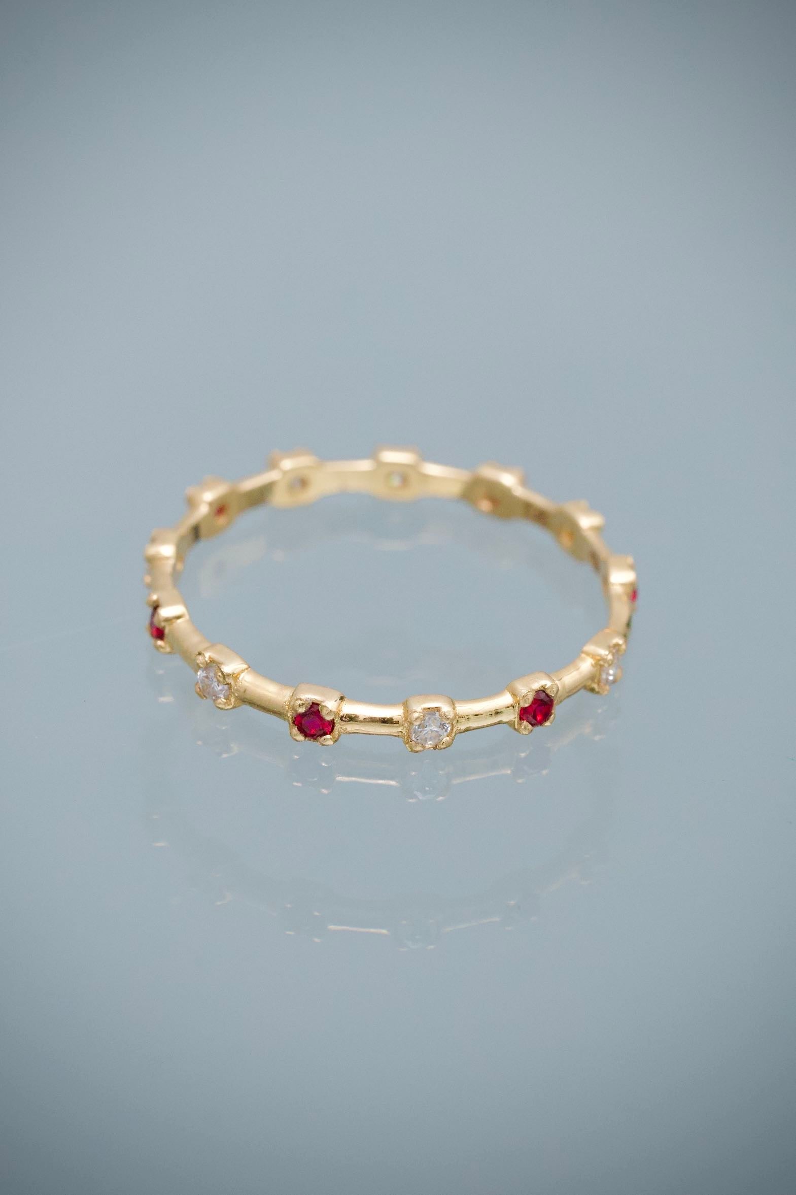 Anillo con 24pts de Moissanitas 1.1gr / Talla 6 1/2 — Oro Amarillo