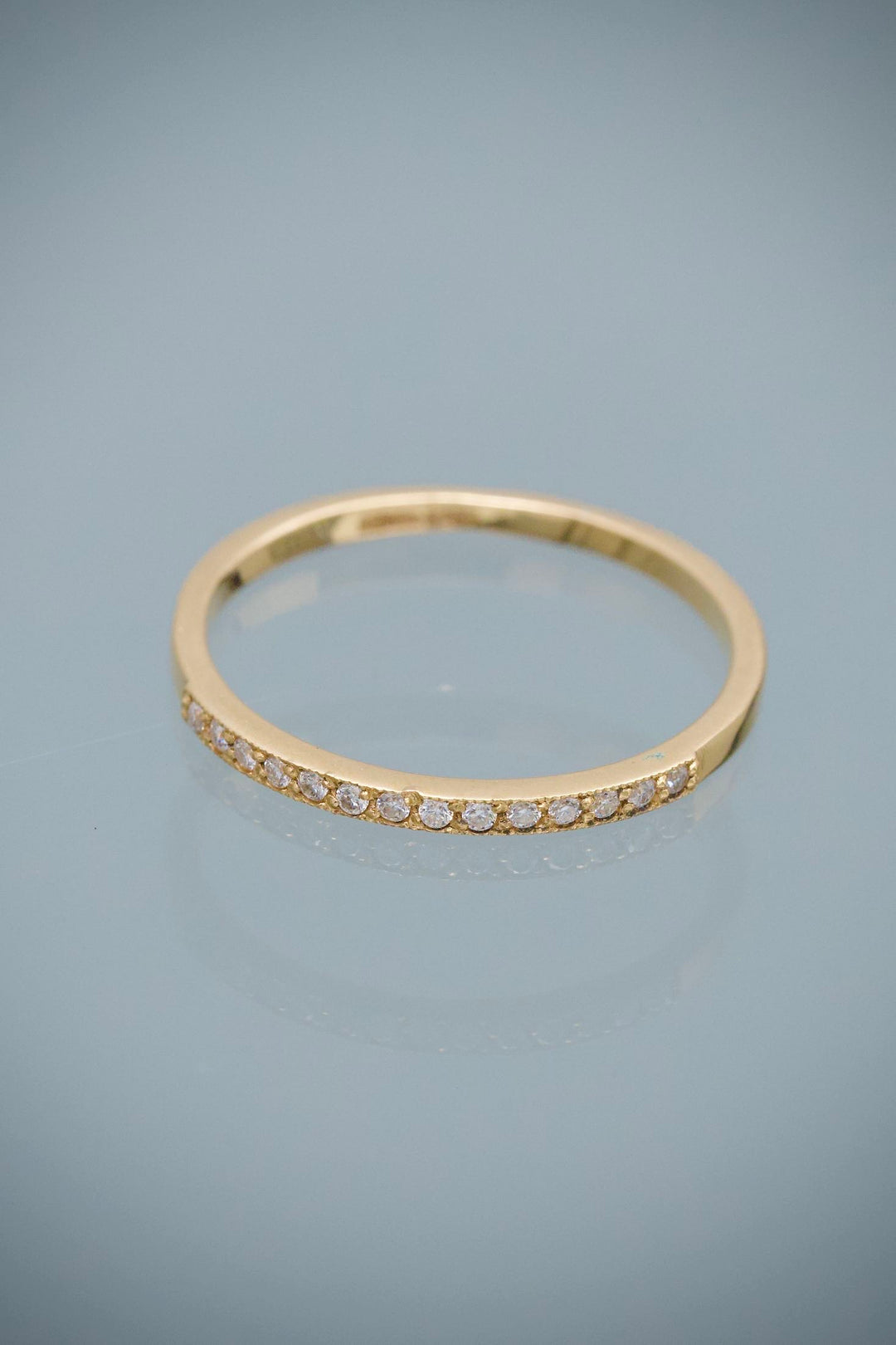 Anillo con 8pts de Moissanitas 1.5gr / Talla 6 1/2 — Oro Amarillo