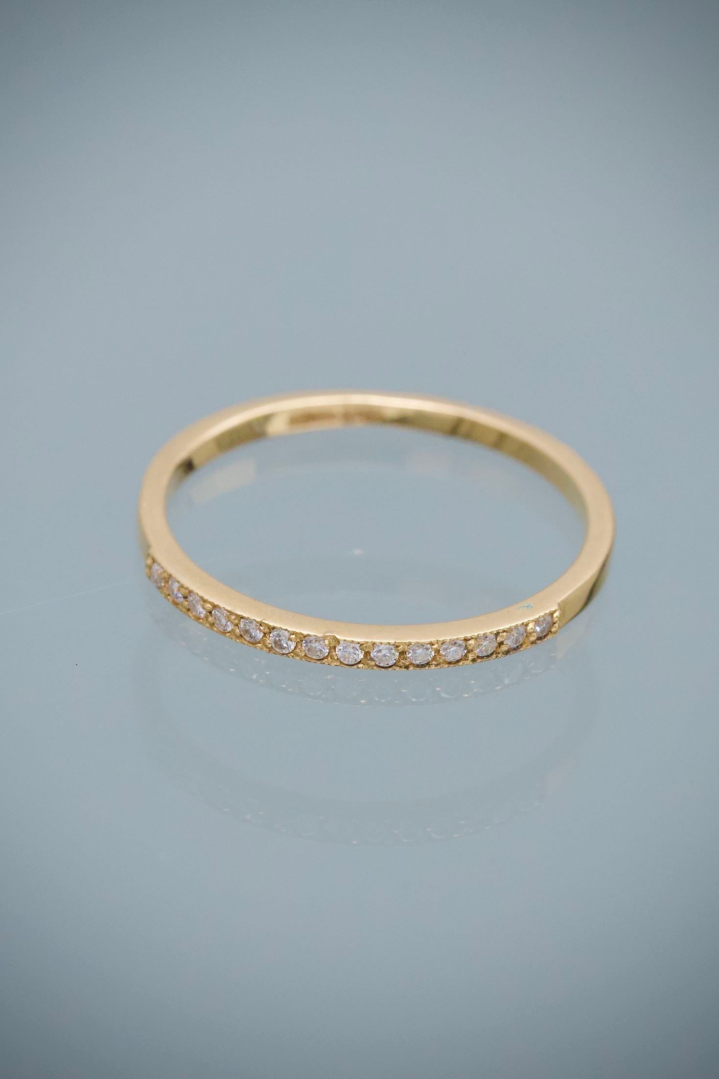 Anillo con 8pts de Moissanitas 1.5gr / Talla 6 1/2 — Oro Amarillo