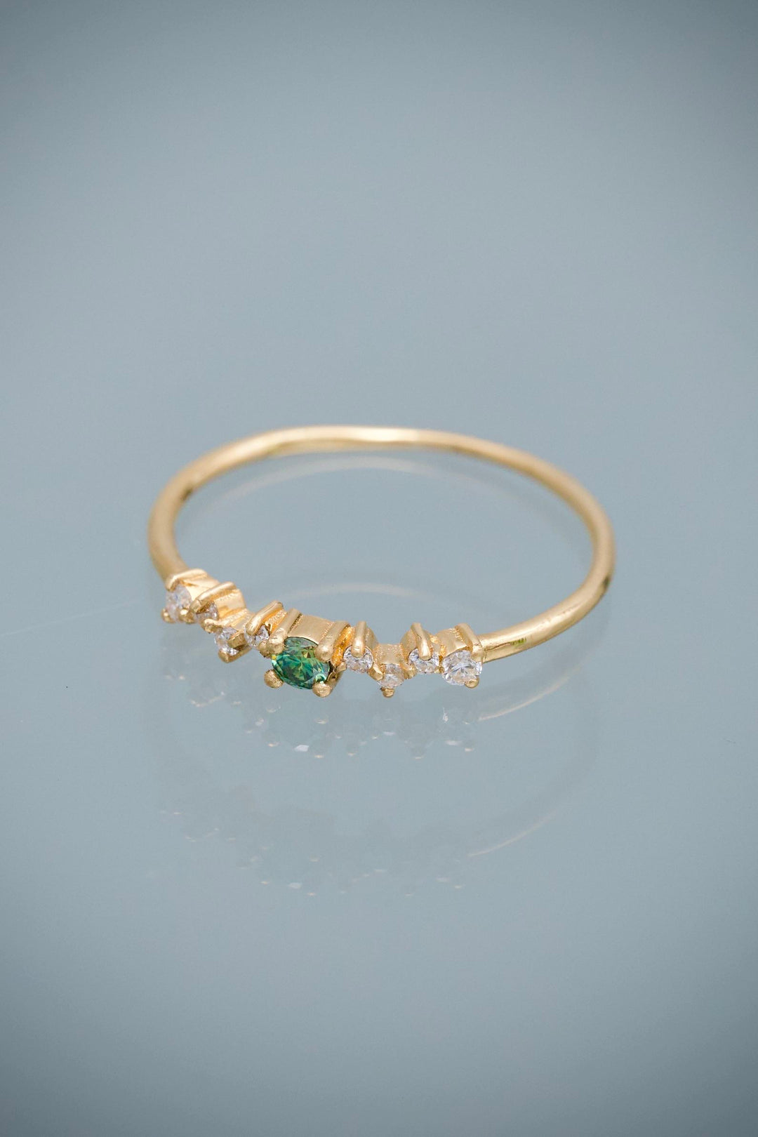 Anillo con 15pts de Moissanitas 1.1gr / Talla 7 1/2 — Oro Amarillo