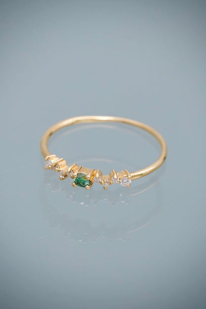 Anillo con 15pts de Moissanitas 1.1gr / Talla 7 1/2 — Oro Amarillo