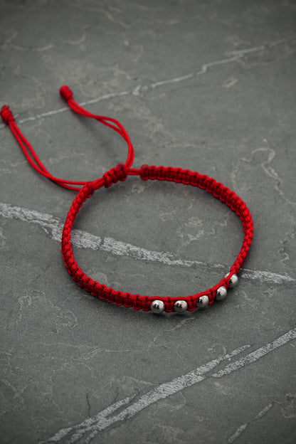 Pulsera en hilo rojo con bolas lisas 0.4gr — Oro Blanco