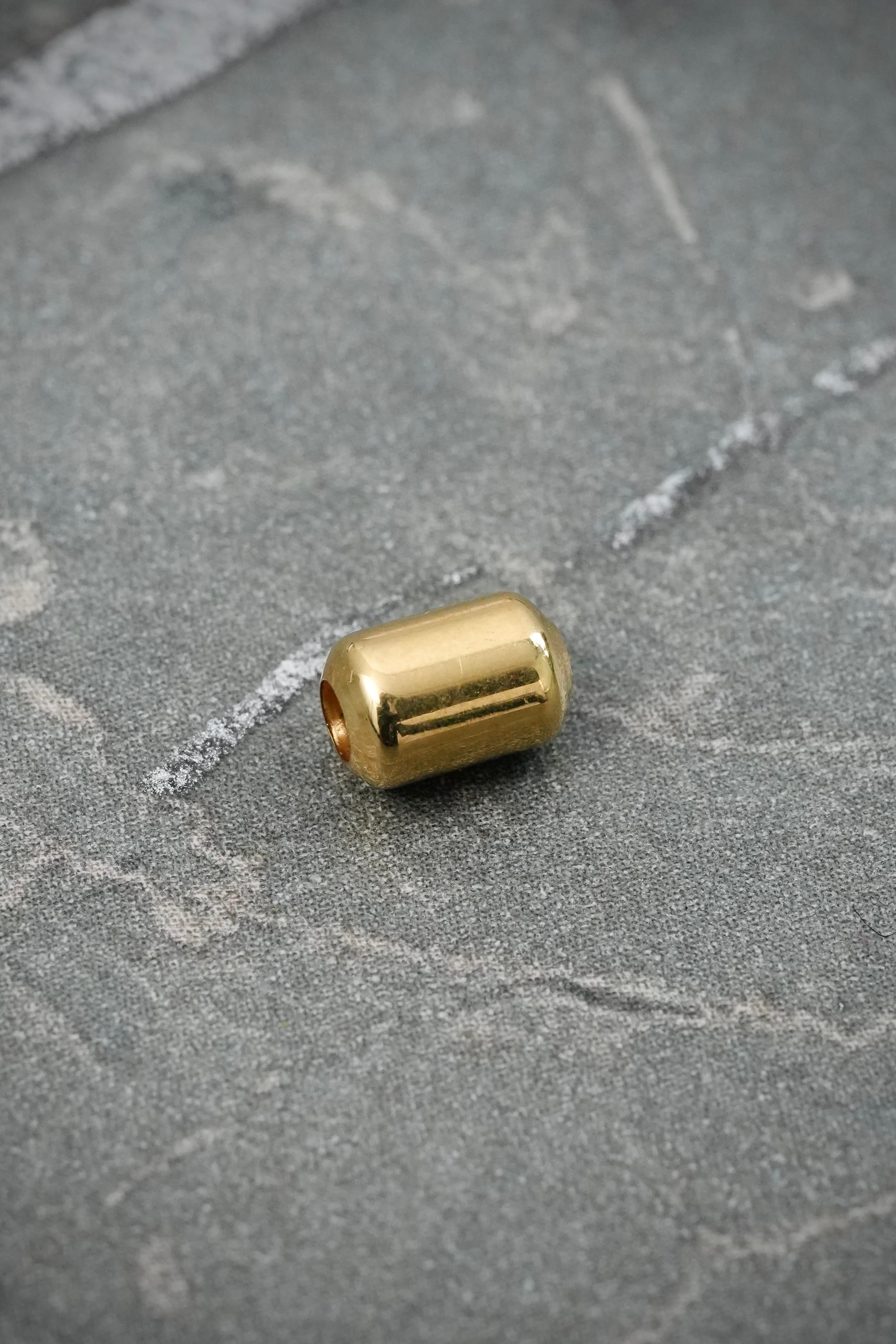Herraje tubo liso 0.1gr / Largo 0.5cm — Oro Amarillo