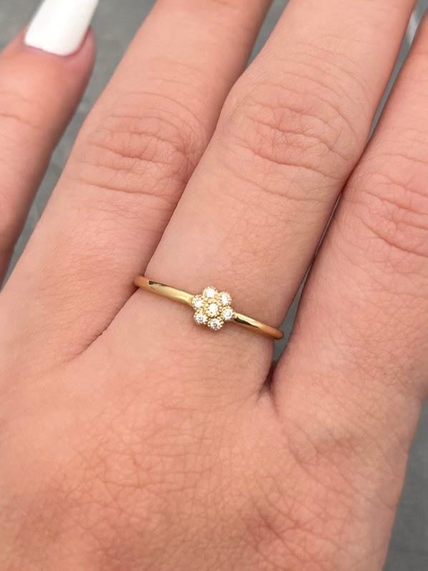 Anillo Flor con 6pts de Moissanitas Blancas 1.2gr / Talla 6 1/4 — Oro Amarillo