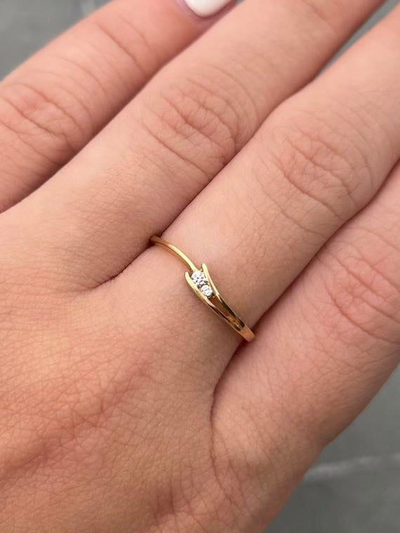 Anillo con 4pts de Moissanitas 1.35gr / Talla 6 3/4 — Oro Amarillo