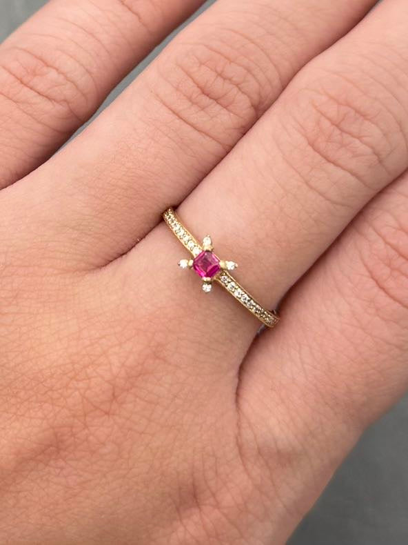 Solitario con 18pts de Rubie y 9pts de Diamante 1.45gr / Talla 7 1/2 — Oro Amarillo