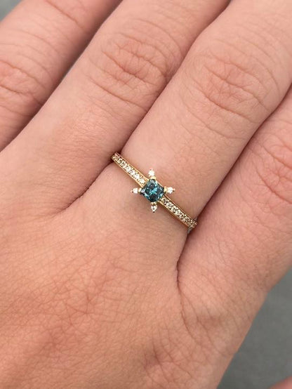Solitario con 20pts de Diamante Azul y 9pts de Diamante Blanco 1.35gr / Talla 6 — Oro Amarillo