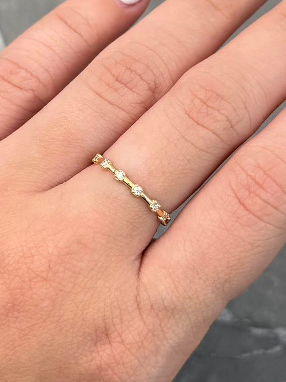 Anillo con 21pts de Moissanitas 1.1gr / Talla 6 1/4 — Oro Amarillo