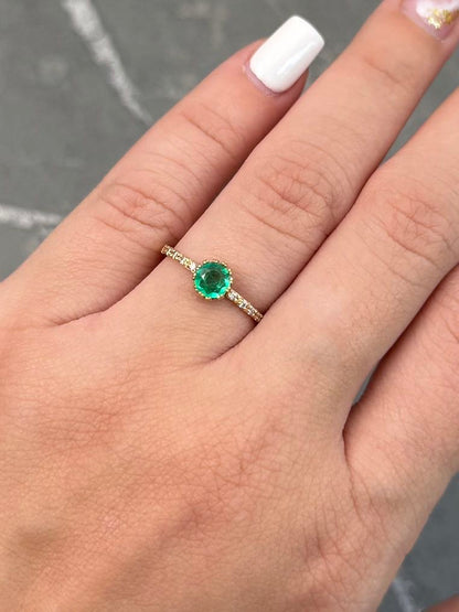 Solitario con 42pts de Esmeralda y 8pts de Diamante 1.5gr / Talla 5 3/4 — Oro Amarillo
