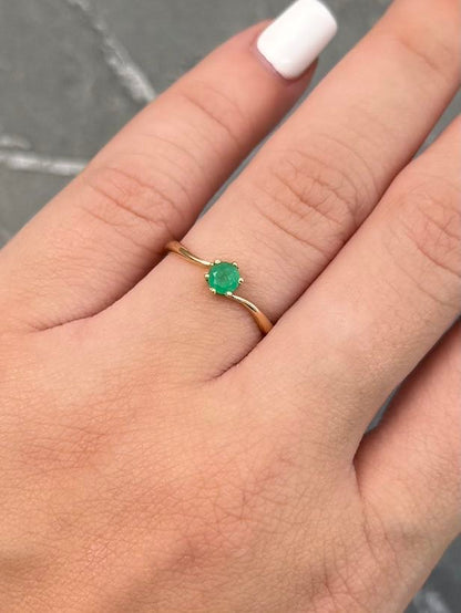 Solitario con 25pts de Esmeralda 1.6gr / Talla 6 — Oro Amarillo
