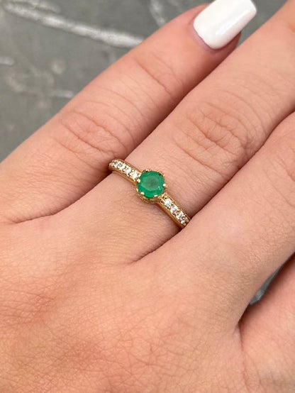 Solitario con 37pts de Esmeralda y 27pts de Moissanitas 2.6gr / Talla 5 3/4 — Oro Amarillo