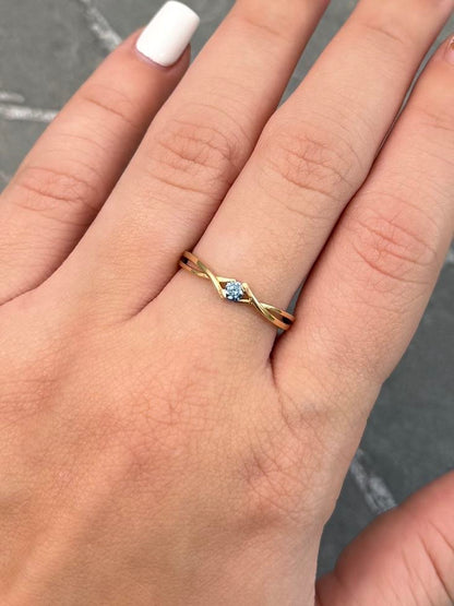 Anillo con 10pts de Moissanitas 1.35gr / Talla 7 1/2 — Oro Amarillo