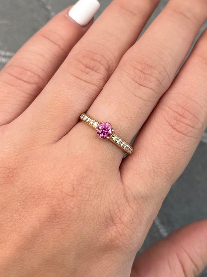 Solitario con 68pts de Moissanitas 2.7gr / Talla 7 1/4 — Oro Amarillo