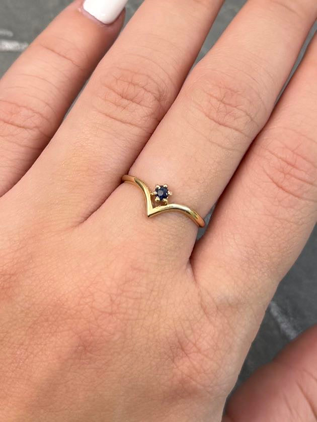 Anillo con 9pts Zafiro 1.3gr / Talla 6 — Oro Amarillo