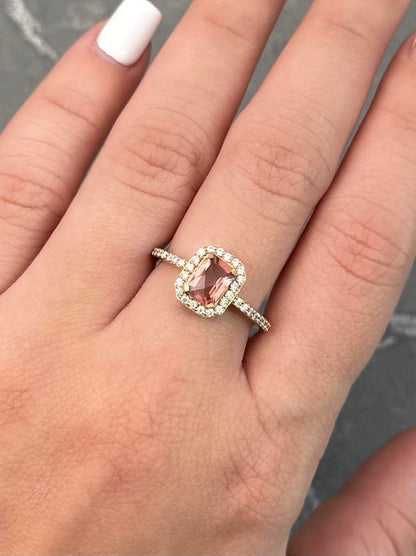 Solitario con 96pts de granate y 36pts de Moissanitas 2.8gr / Talla 7 1/2 — Oro Amarillo