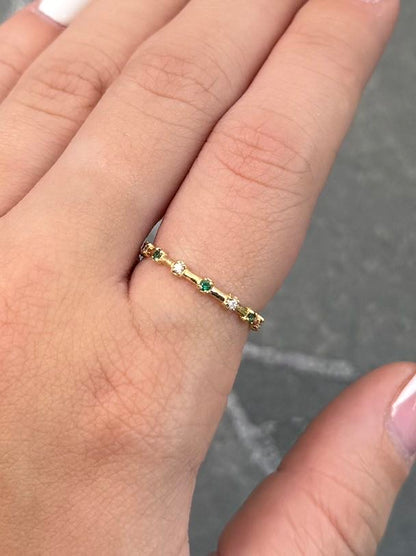 Anillo con 19pts de Moissanitas 1.3gr / Talla 8 — Oro Amarillo