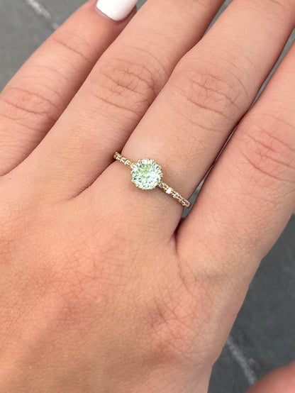 Solitario con Swarovski Especial y 8pts de Moissanitas 1.6gr / Talla 6 1/4 — Oro Amarillo