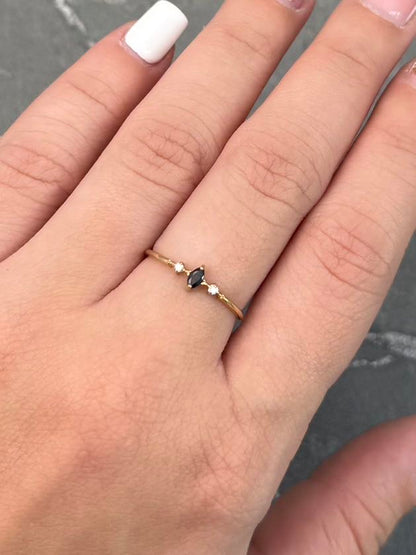 Solitario con 9pts de Zafiro y 3pts de Diamante 0.9gr / Talla 6 — Oro Amarillo