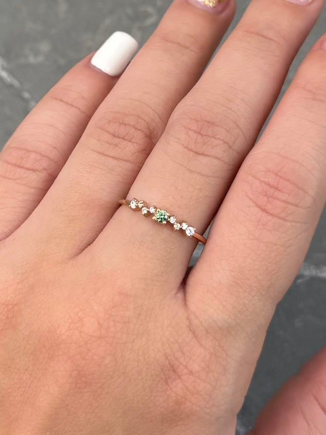 Anillo con 15pts de Moissanitas 1.1gr / Talla 7 1/2 — Oro Amarillo