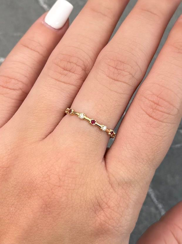 Anillo con 24pts de Moissanitas 1.1gr / Talla 6 1/2 — Oro Amarillo