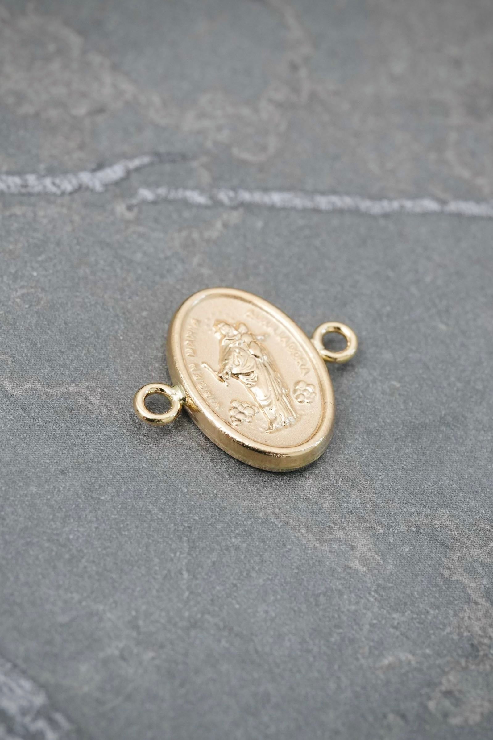 Herraje Virgen Maria Auxiliadora 0.65gr / 1.6cm / 14.1mm — Oro Amarillo
