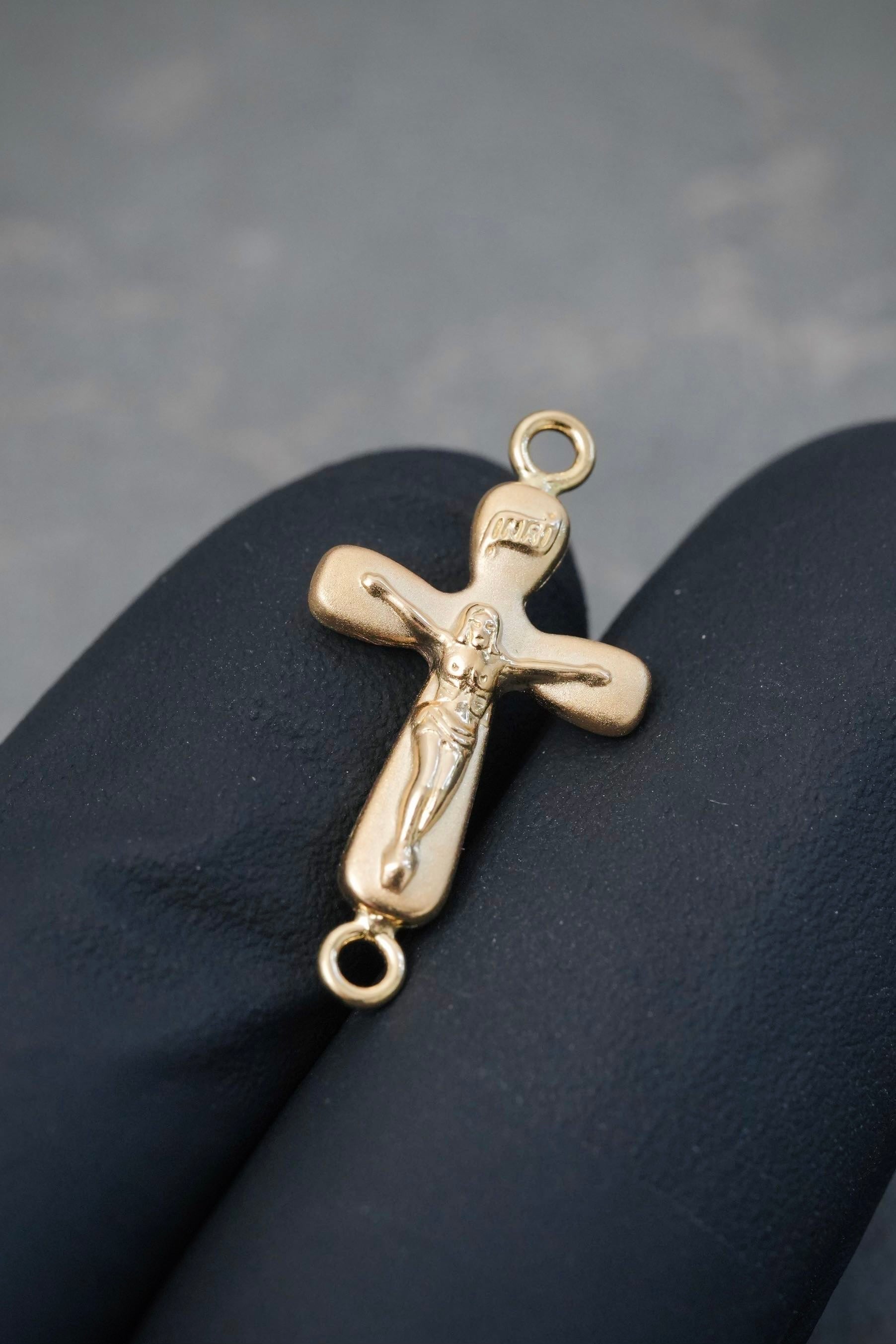 Herraje Cruz con Cristo 0.55gr / 2.3cm / 12.5mm — Oro Amarillo