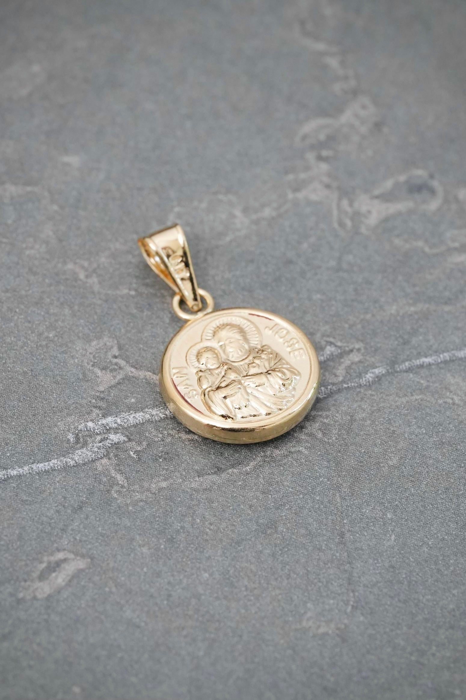 Dije San Jose 0.8gr / 2.1cm / 12.8mm — Oro Amarillo