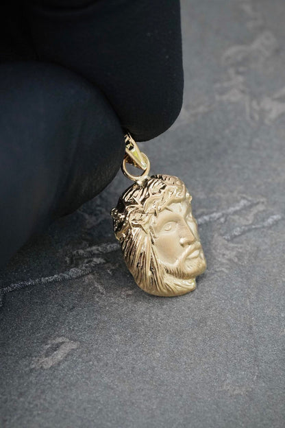 Dije Rostro de Jesus 0.8gr / 2.2cm / 10.1mm — Oro Amarillo