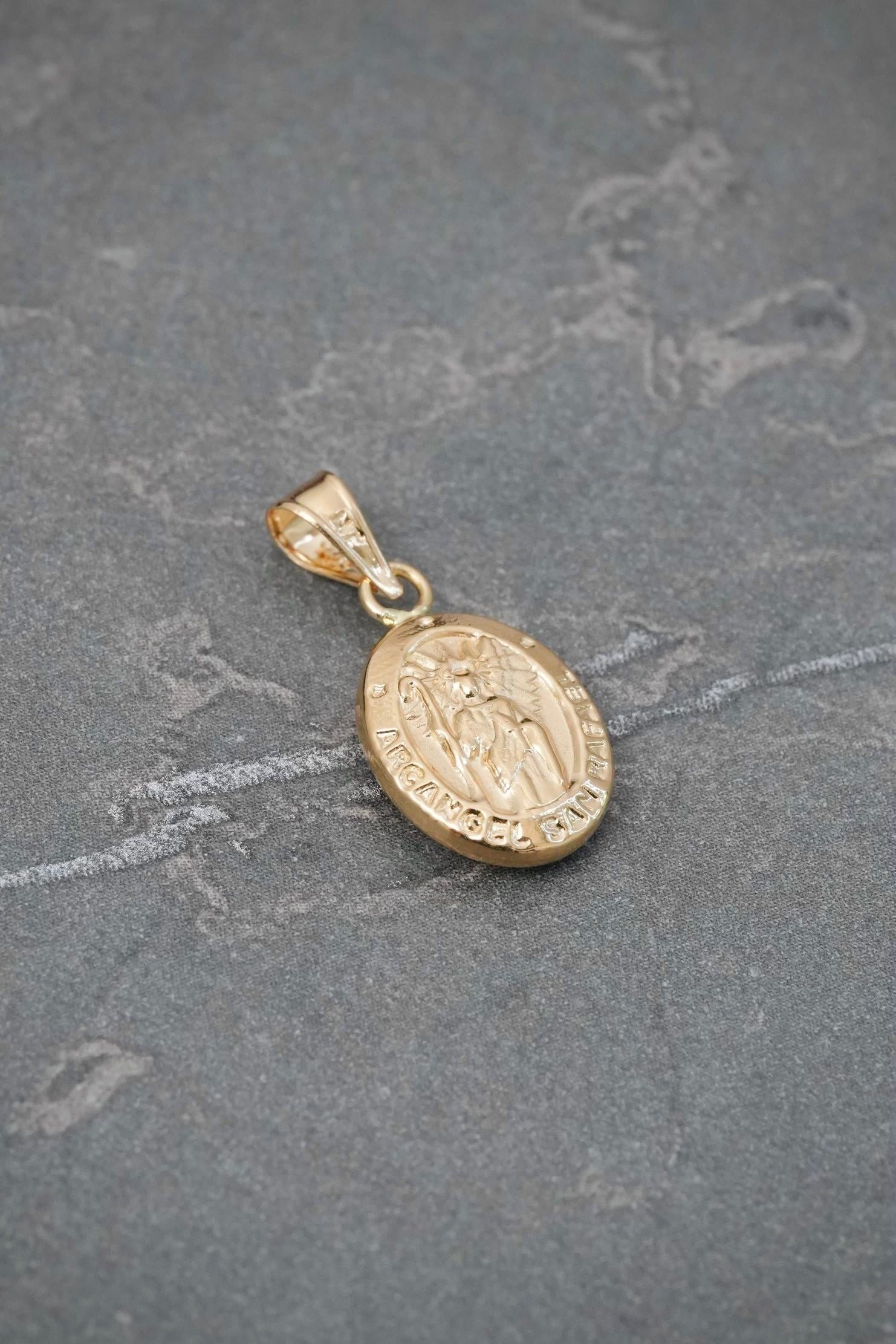 Dije Arcangel San Rafael 0.6gr / 2cm / 9.7mm — Oro Amarillo