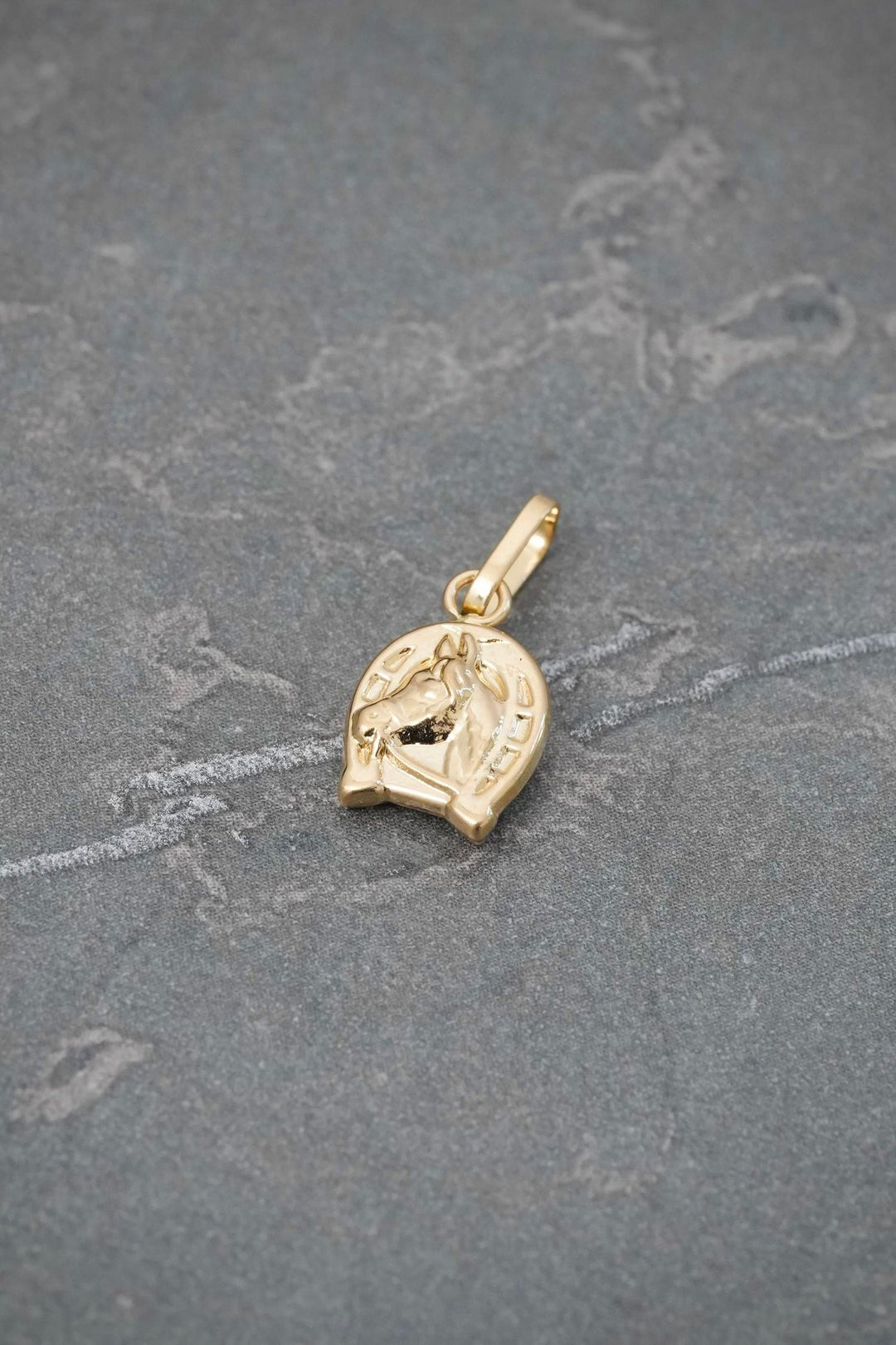 Dije Caballo 0.45gr / 1.7cm / 8mm — Oro Amarillo