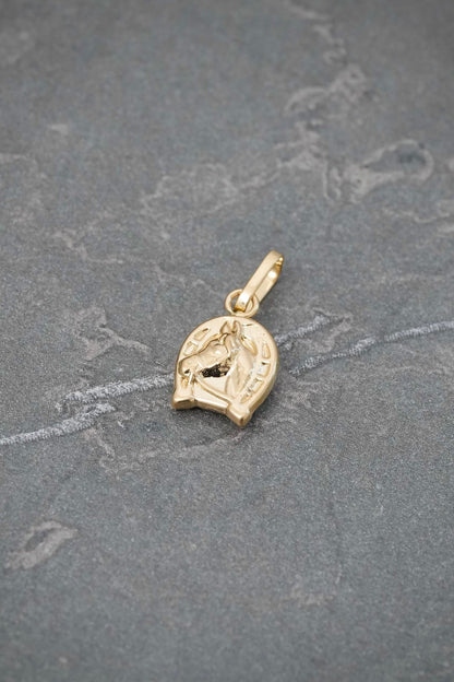 Dije Caballo 0.45gr / 1.7cm / 8.1mm — Oro Amarillo