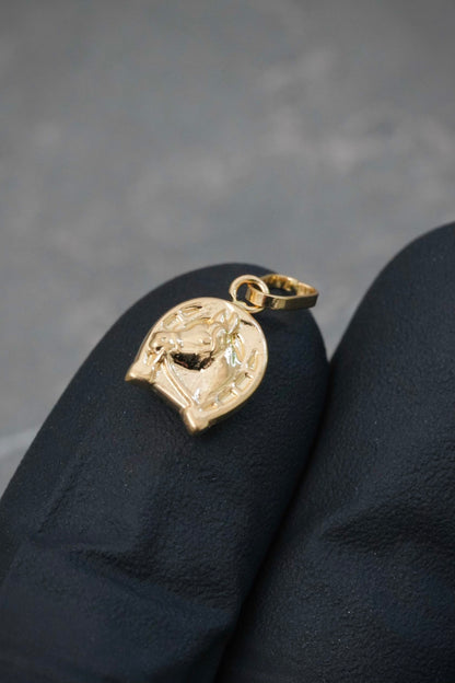 Dije Caballo 0.45gr / 1.7cm / 8.1mm — Oro Amarillo