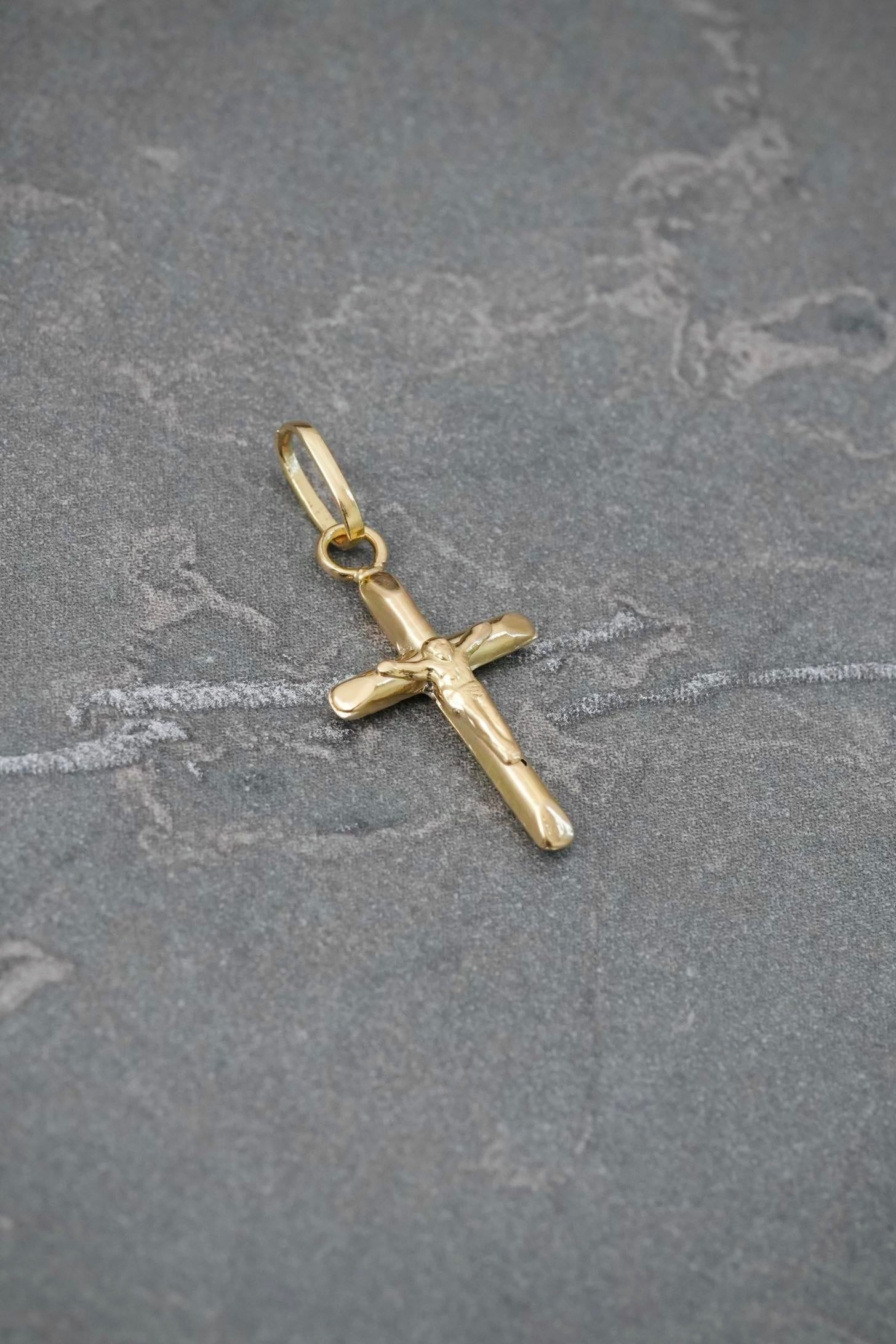 Dije Cruz con Cristo 0.35gr / 2.1cm / 9.4mm — Oro Amarillo