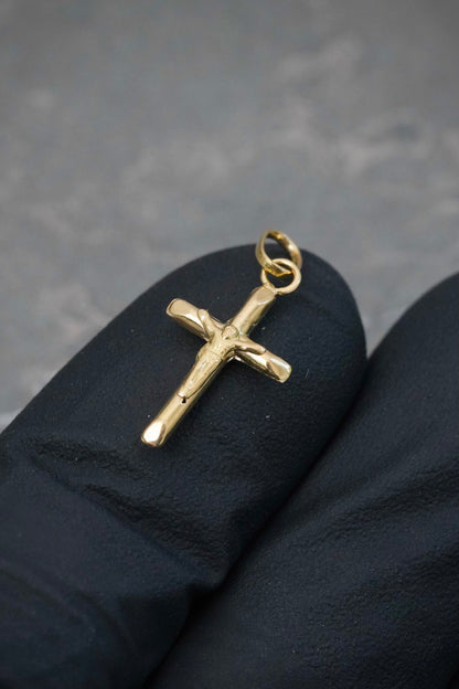Dije Cruz con Cristo 0.35gr / 2.1cm / 9.4mm — Oro Amarillo