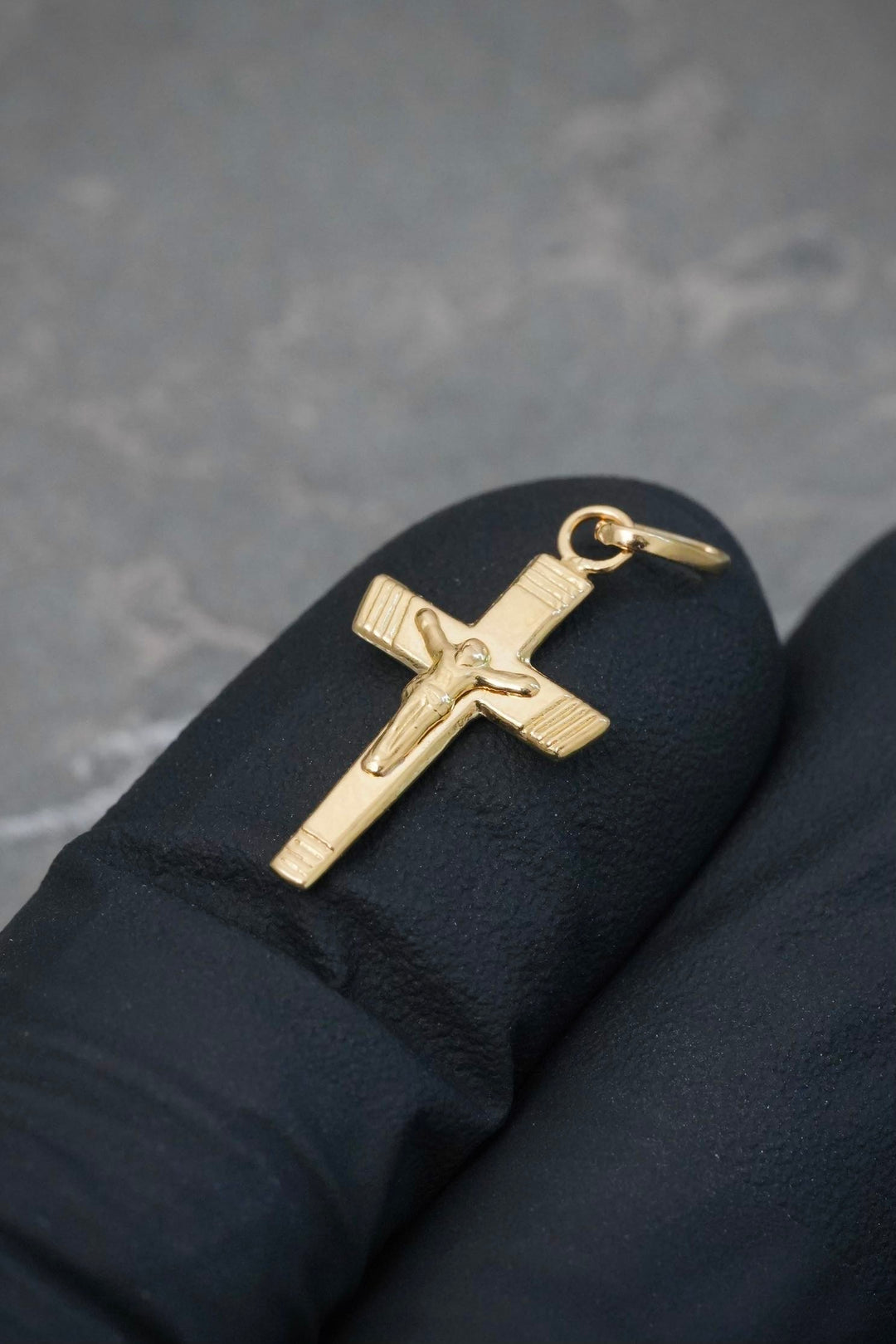 Dije Cruz con Cristo 0.3gr / 2.2cm / 10.1mm — Oro Amarillo