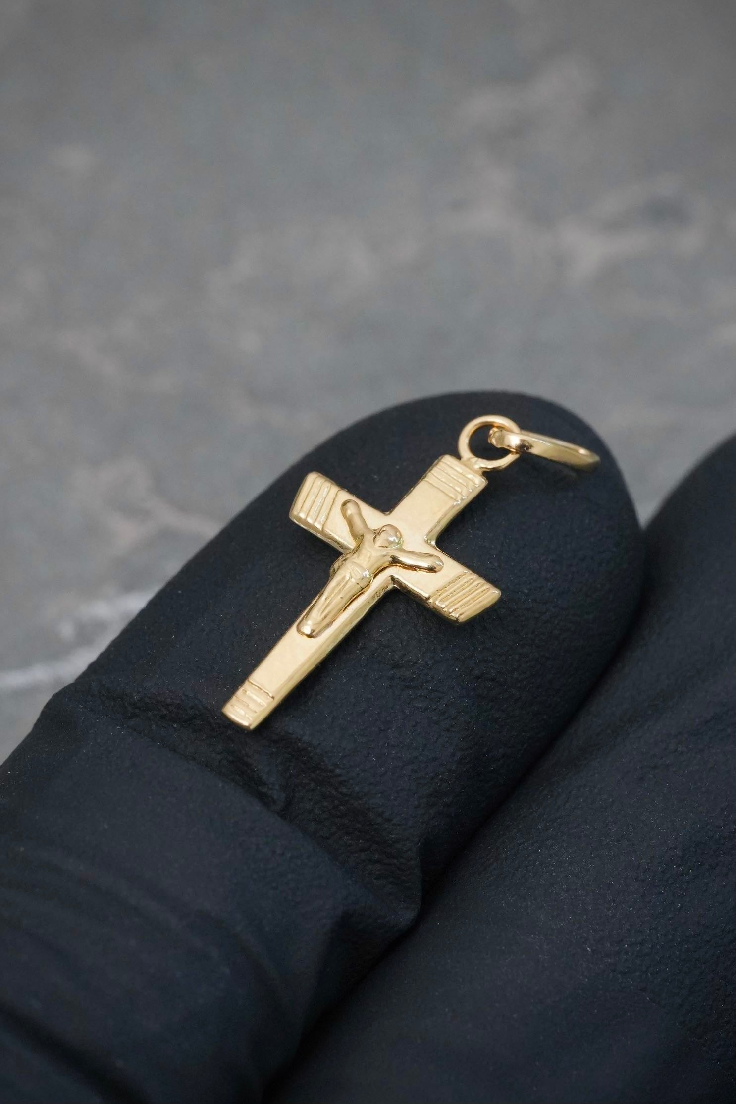 Dije Cruz con Cristo 0.4gr / 2.1cm / 10.1mm — Oro Amarillo