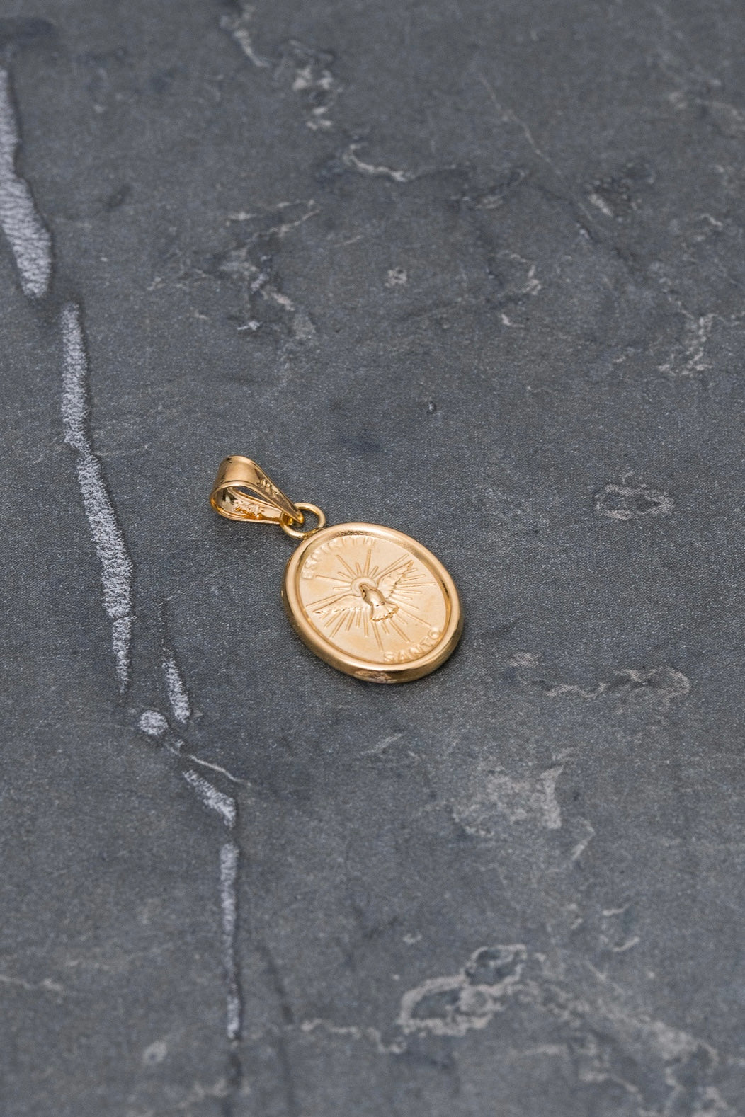Dije espiritu santo 0.85gr / Largo 2.3cm — Oro Amarillo