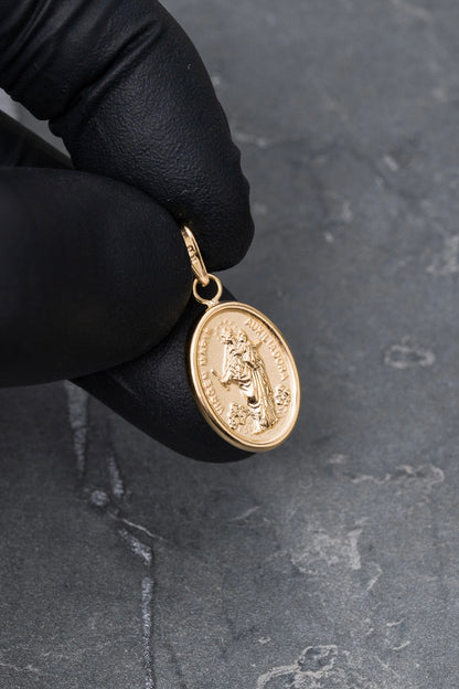 Dije virgen maria auxiliadora 1.1gr / Largo 2.5cm — Oro Amarillo