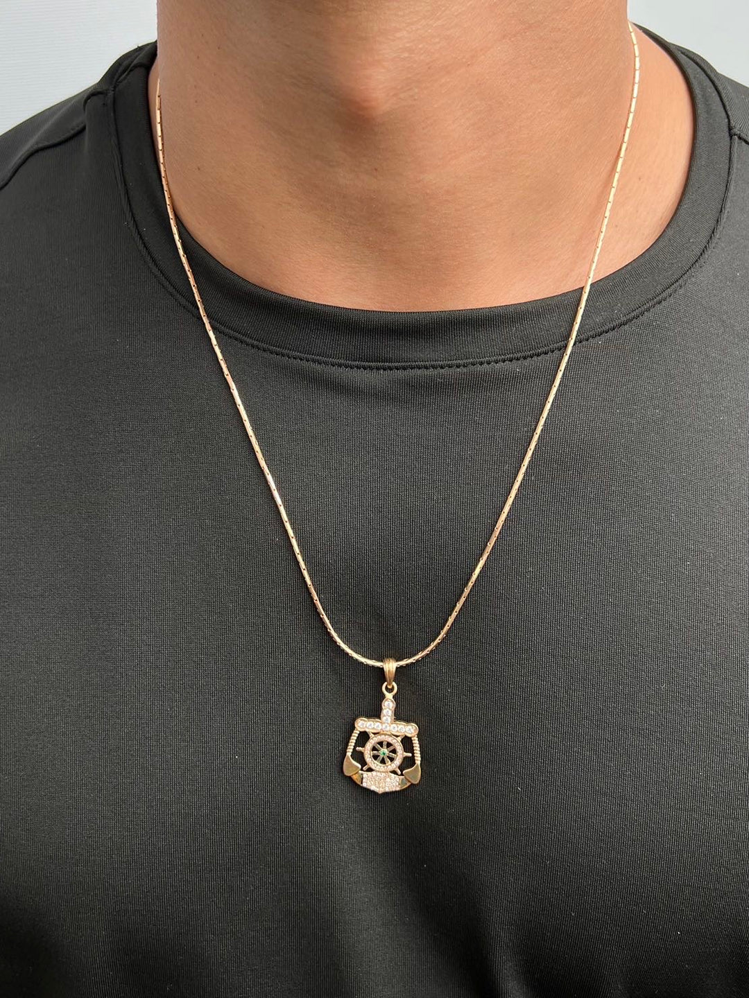 Dije ancla con timon swarovski verde y blanco 6.7gr / Largo 3.9cm — Oro Rosado