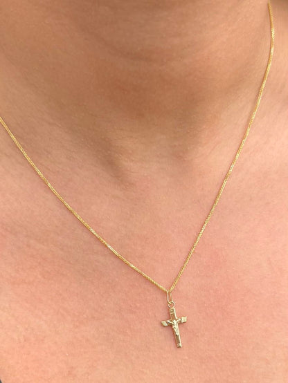 Dije Cruz con Cristo 0.4gr / 2.1cm / 10.1mm — Oro Amarillo
